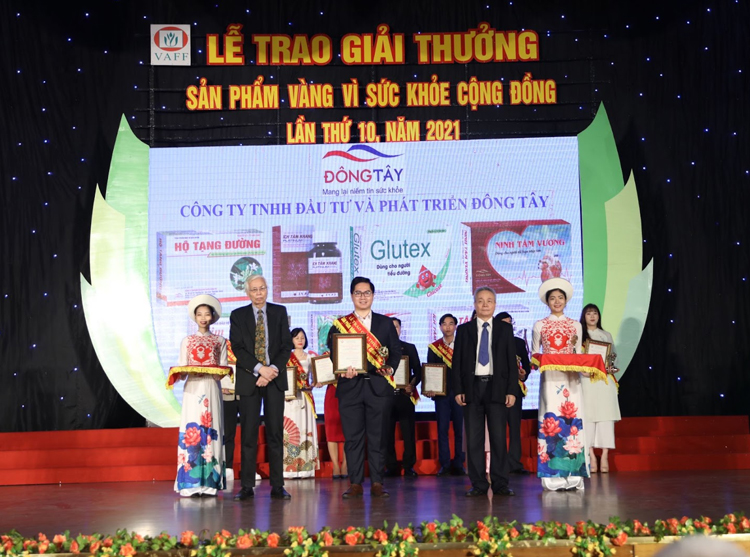 Nhãn hàng TPBVSK Ích Tâm Khang Platinum được vinh danh tại lễ trao giải